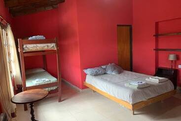 تختخواب و صبحانه Hostal Casa De Piedra