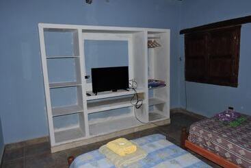 تختخواب و صبحانه Hostal Casa De Piedra