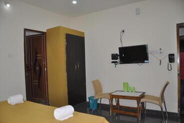 هتل Blue Crystal Lodge