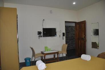 هتل Blue Crystal Lodge
