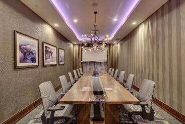 هتل Home2 Suites By Hilton Toronto Brampton