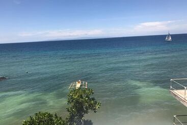 پانسیون Babylon Oslob Coast Guesthouse