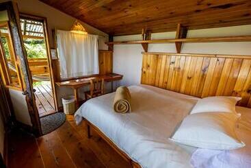 هتل Earth Lodge