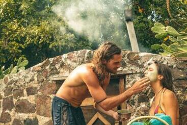 هتل Earth Lodge