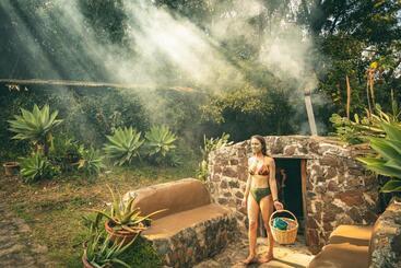 هتل Earth Lodge