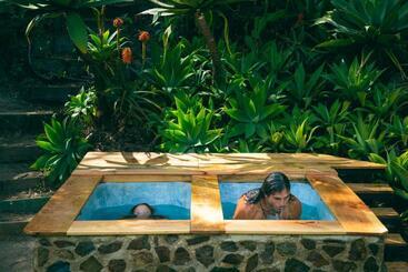 هتل Earth Lodge
