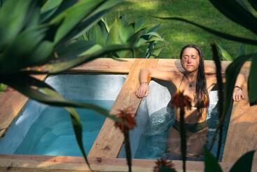 هتل Earth Lodge