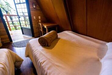 هتل Earth Lodge