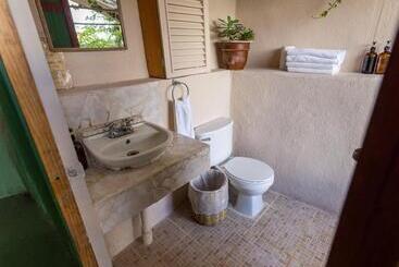 هتل Earth Lodge