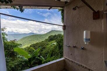 هتل Earth Lodge