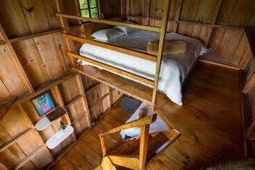 هتل Earth Lodge