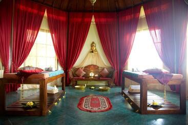 호텔 Gaia Oasis Beach Resort