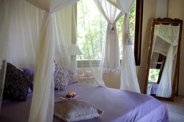 هتل Gaia Oasis Beach Resort