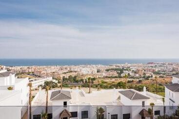 استراحتگاه Estepona Holiday Hills