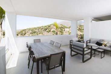 استراحتگاه Estepona Holiday Hills