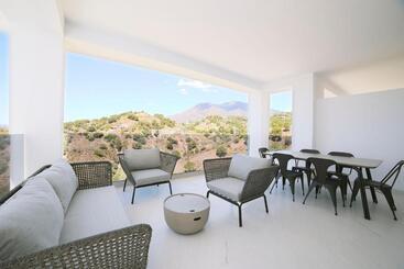 استراحتگاه Estepona Holiday Hills