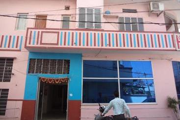 هتل Gajraj Bari