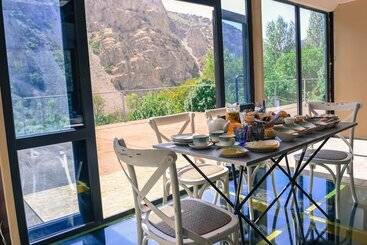 تختخواب و صبحانه Arevi