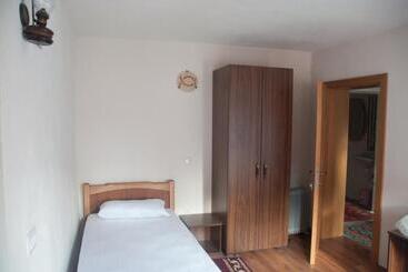 پانسیون Aste Guesthouse