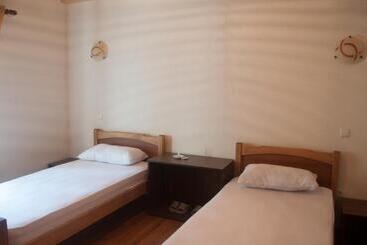 پانسیون Aste Guesthouse