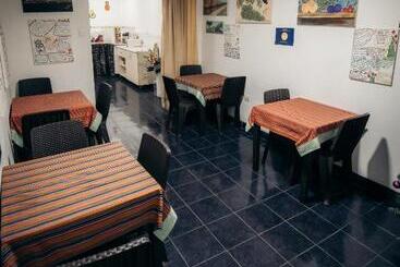 هاستل Mama Backpackers