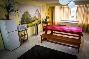 هاستل Mama Backpackers
