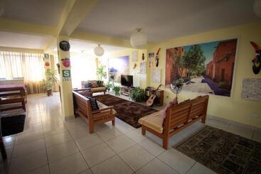 هاستل Mama Backpackers