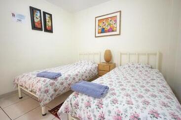 هاستل Mama Backpackers