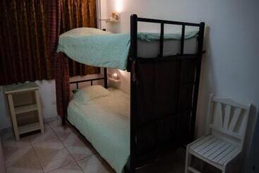 هاستل Mama Backpackers