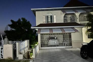 پانسیون Goldenview Guesthouse Ocho Rios