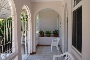 پانسیون Goldenview Guesthouse Ocho Rios
