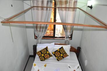 تختخواب و صبحانه Travellers Home