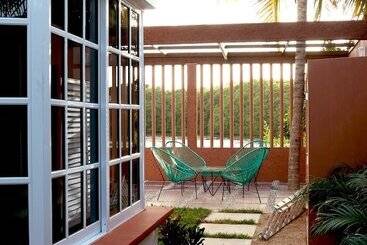 هتل آپارتمان Suites Lorens