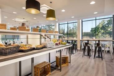 هتل Super 8 By Wyndham Dresden