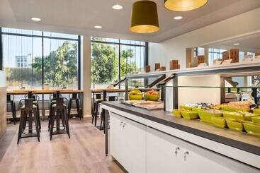 هتل Super 8 By Wyndham Dresden