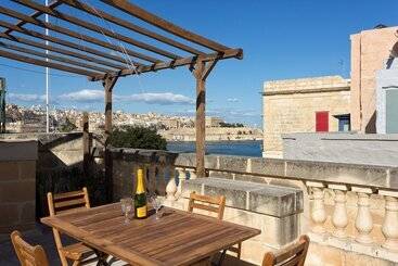 Traditional Maltese Townhouse, Roof Terrace And Views - Senglea