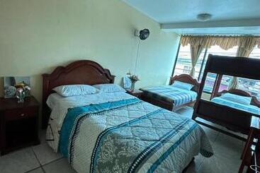 هتل Kanoas Hostal