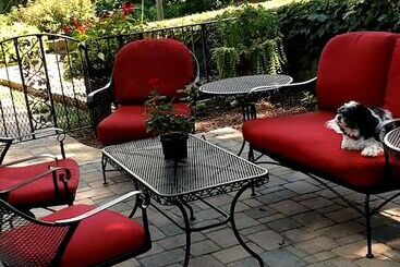 تختخواب و صبحانه Lamberson Guest House