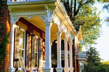 تختخواب و صبحانه Lamberson Guest House