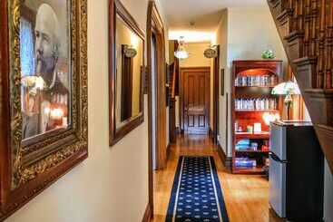 تختخواب و صبحانه Lamberson Guest House