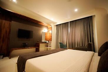 هتل Cliff Embassy Banquet And Suites