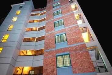 هتل Iqbal Manjil Serviced Apartment