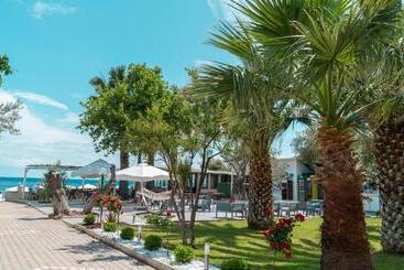 בית מלון כפרי Kayalar Blue Beach