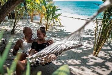 پانسیون Ocean Beach Inn   Maldives