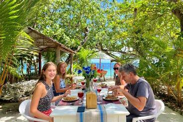 پانسیون Ocean Beach Inn   Maldives