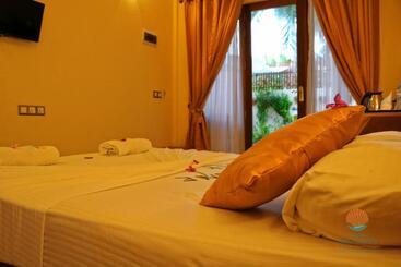 پانسیون Ocean Beach Inn   Maldives