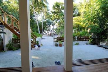پانسیون Ocean Beach Inn   Maldives