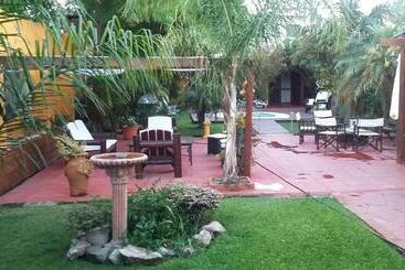 تختخواب و صبحانه El Bambu