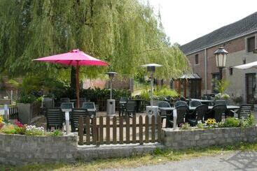 هتل Restaurant La Ferme De Grambais