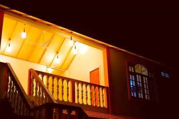پانسیون Local Island Inn